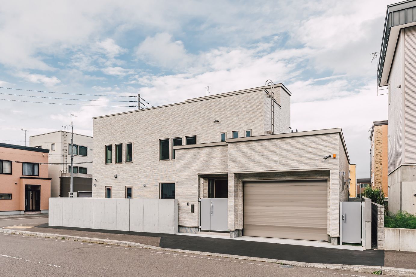 寿建設 【全室床暖房×屋上庭園×ビルトインガレージ×三階建て】理想が叶った愉しさ広がるガレージハウスの建築実例画像9