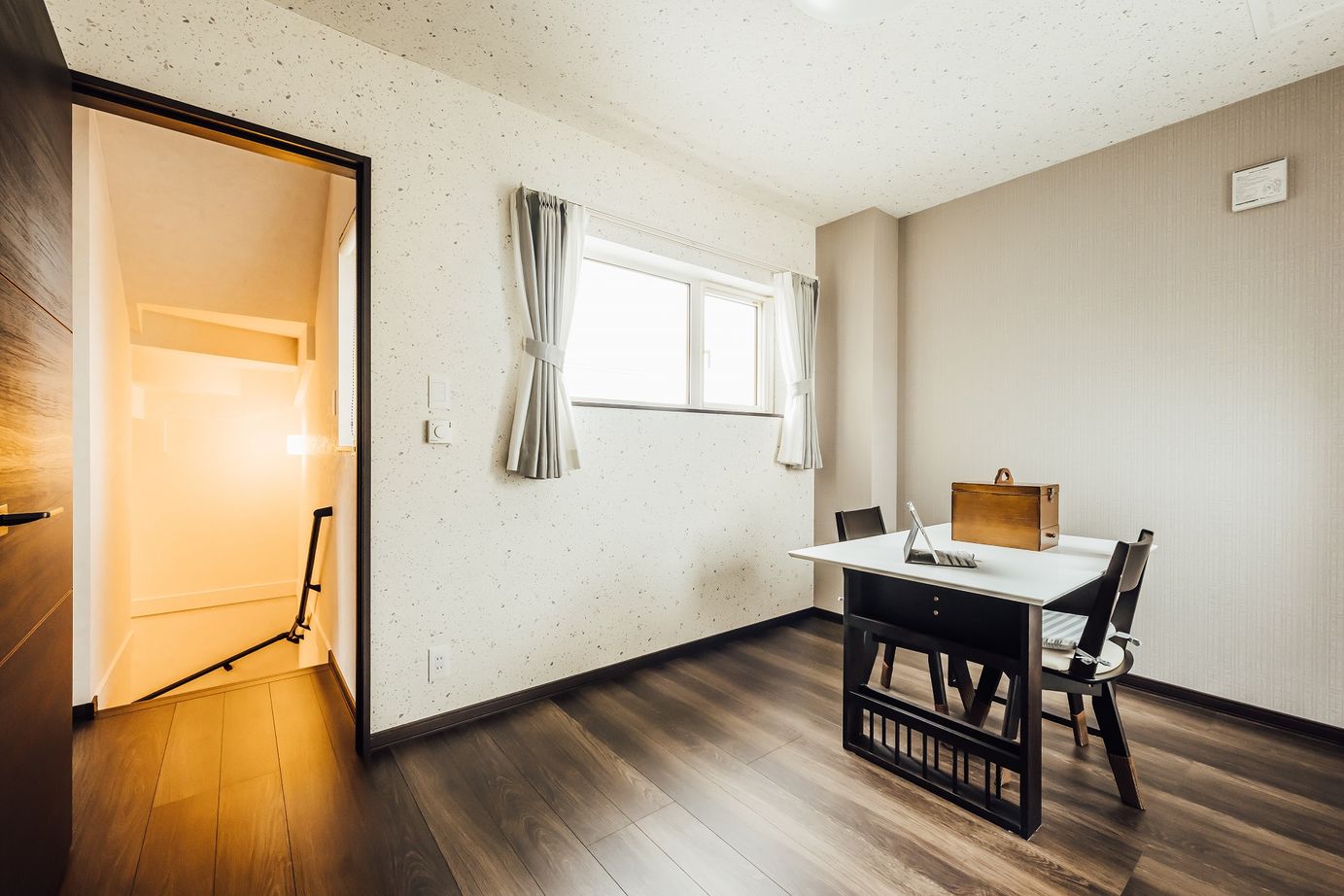 寿建設 【全室床暖房×屋上庭園×居酒屋風ダイニング× 三階建て】屋上付モデルハウスに憧れ、和テイストの住まいの建築実例画像5