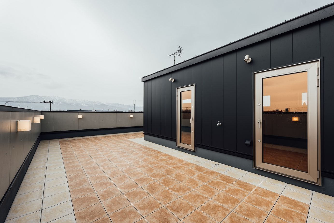 寿建設 【全室床暖房×屋上庭園×居酒屋風ダイニング× 三階建て】屋上付モデルハウスに憧れ、和テイストの住まいの建築実例画像9