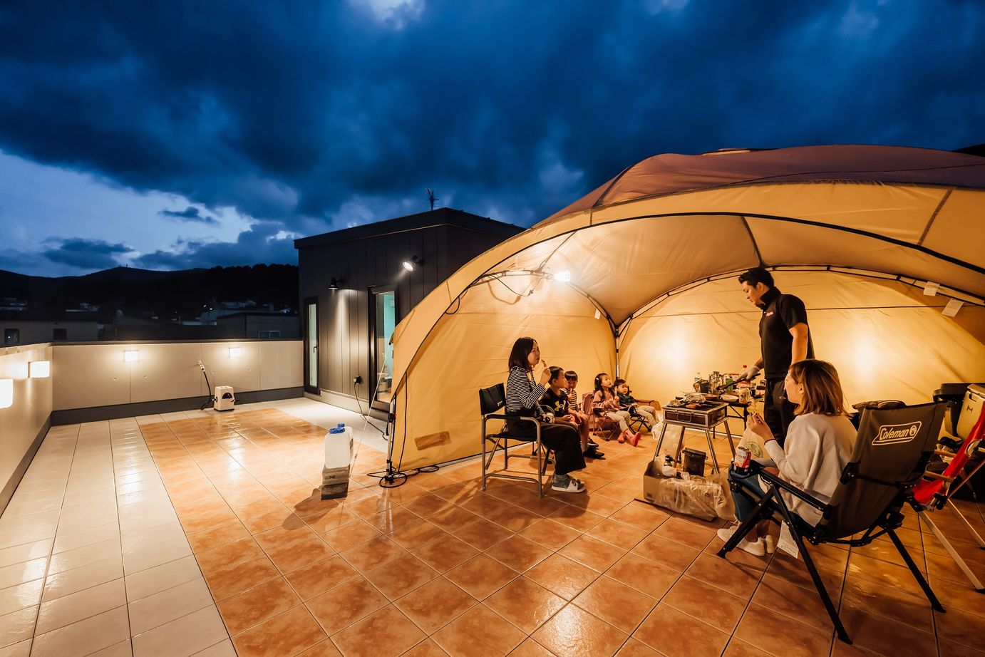 寿建設 【床暖房×居酒屋風ダイニング×屋上庭園×三階建て】 光熱費ダウンの喜びも！自由気ままにBBQを楽しむ住まいの建築実例画像1