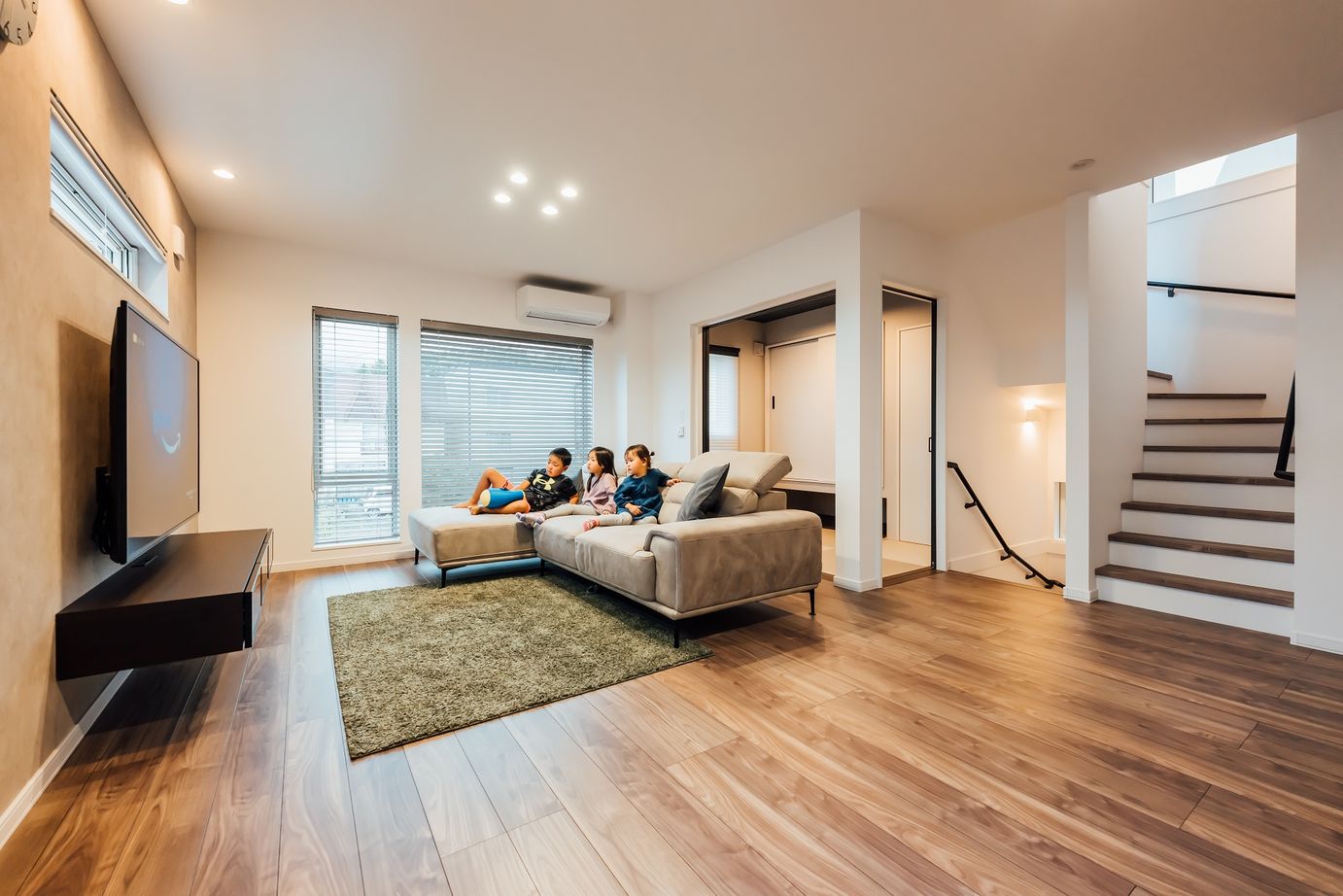 寿建設 【床暖房×居酒屋風ダイニング×屋上庭園×三階建て】 光熱費ダウンの喜びも！自由気ままにBBQを楽しむ住まいの建築実例画像3