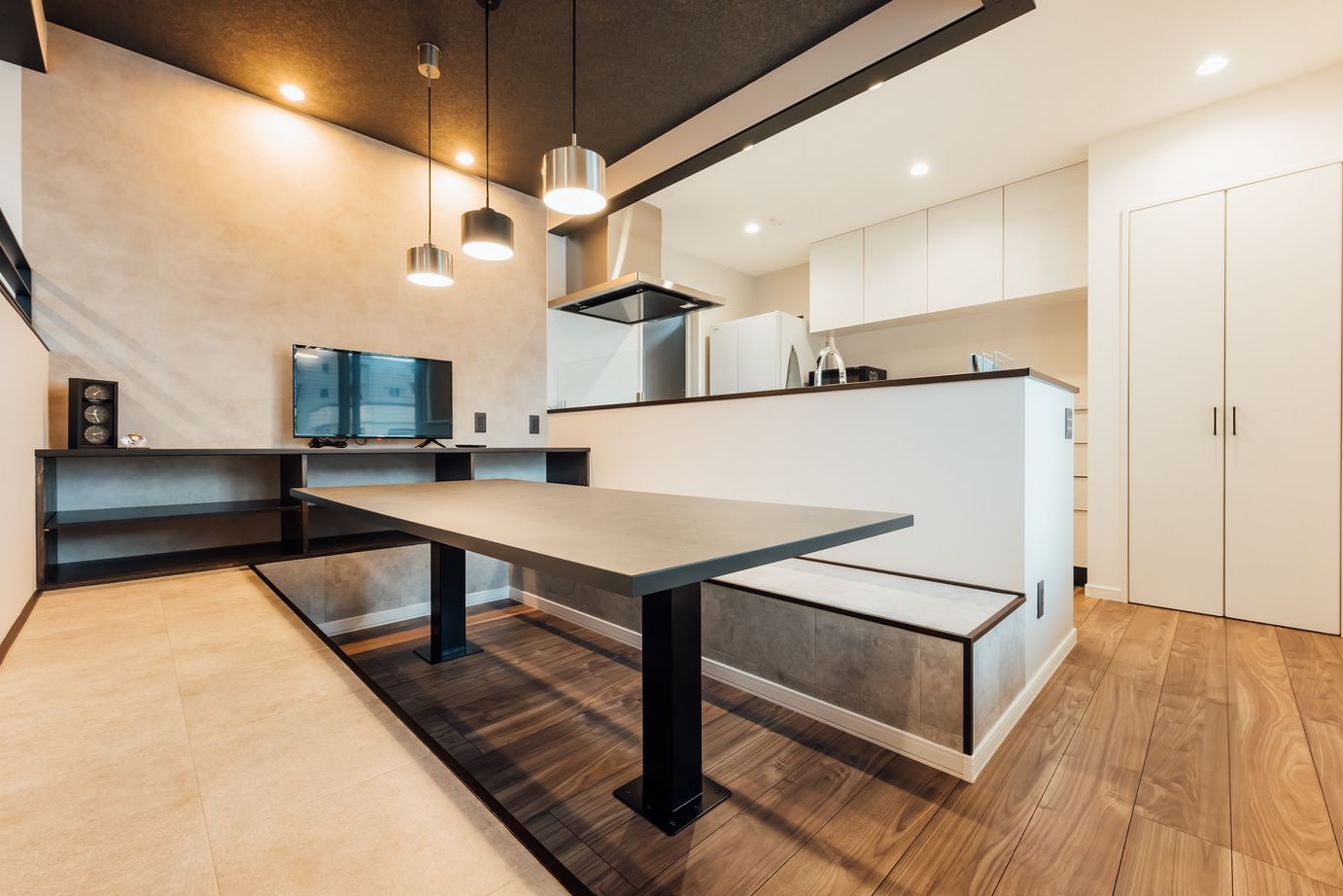 寿建設 【床暖房×居酒屋風ダイニング×屋上庭園×三階建て】 光熱費ダウンの喜びも！自由気ままにBBQを楽しむ住まいの建築実例画像4