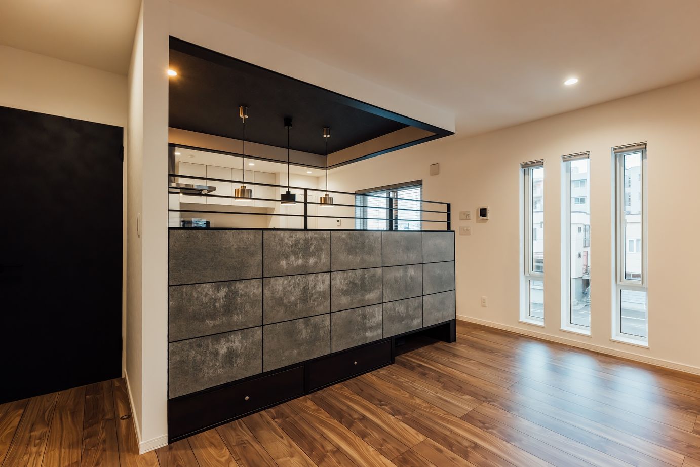 寿建設 【床暖房×居酒屋風ダイニング×屋上庭園×三階建て】 光熱費ダウンの喜びも！自由気ままにBBQを楽しむ住まいの建築実例画像9