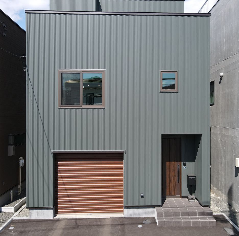 寿建設 【全室床暖房×居酒屋風ダイニング×屋上庭園×ビルトインガレージ】落ち着ける和モダンの広々3階建住まいの建築実例画像2