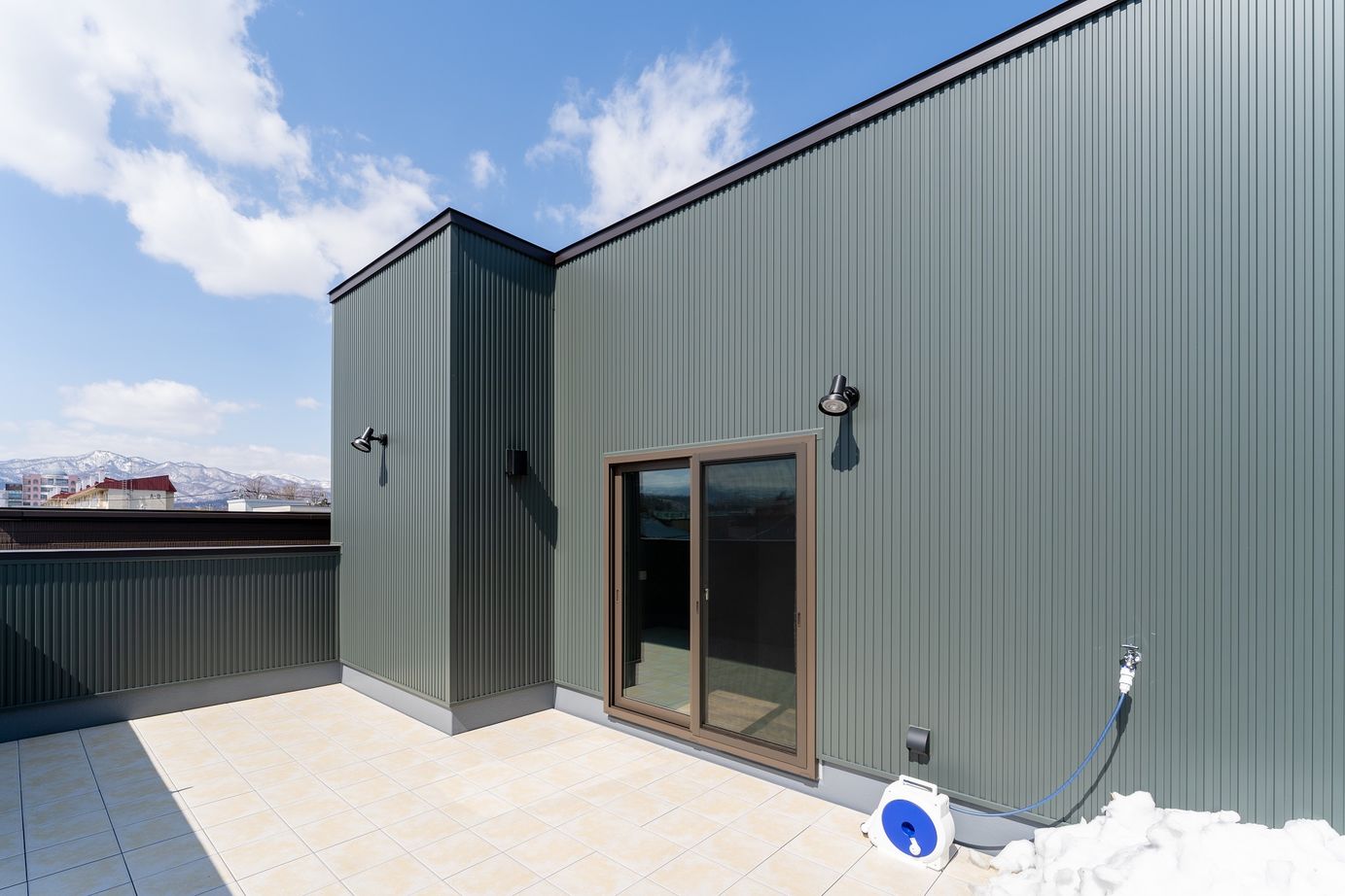 寿建設 【全室床暖房×居酒屋風ダイニング×屋上庭園×ビルトインガレージ】落ち着ける和モダンの広々3階建住まいの建築実例画像3