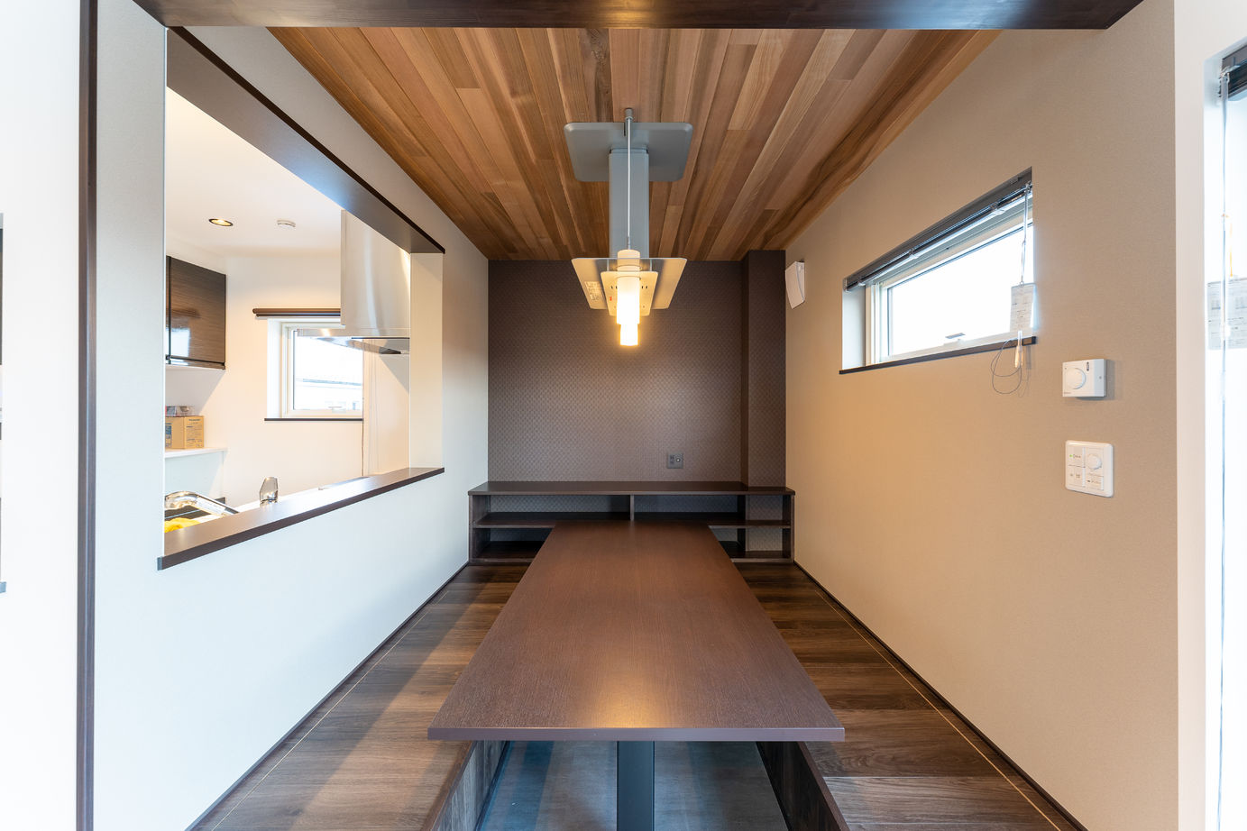 寿建設 【全室床暖房×居酒屋風ダイニング×屋上庭園×三階建て】旅行気分で毎日が楽しくなる理想以上の住まいの建築実例画像3