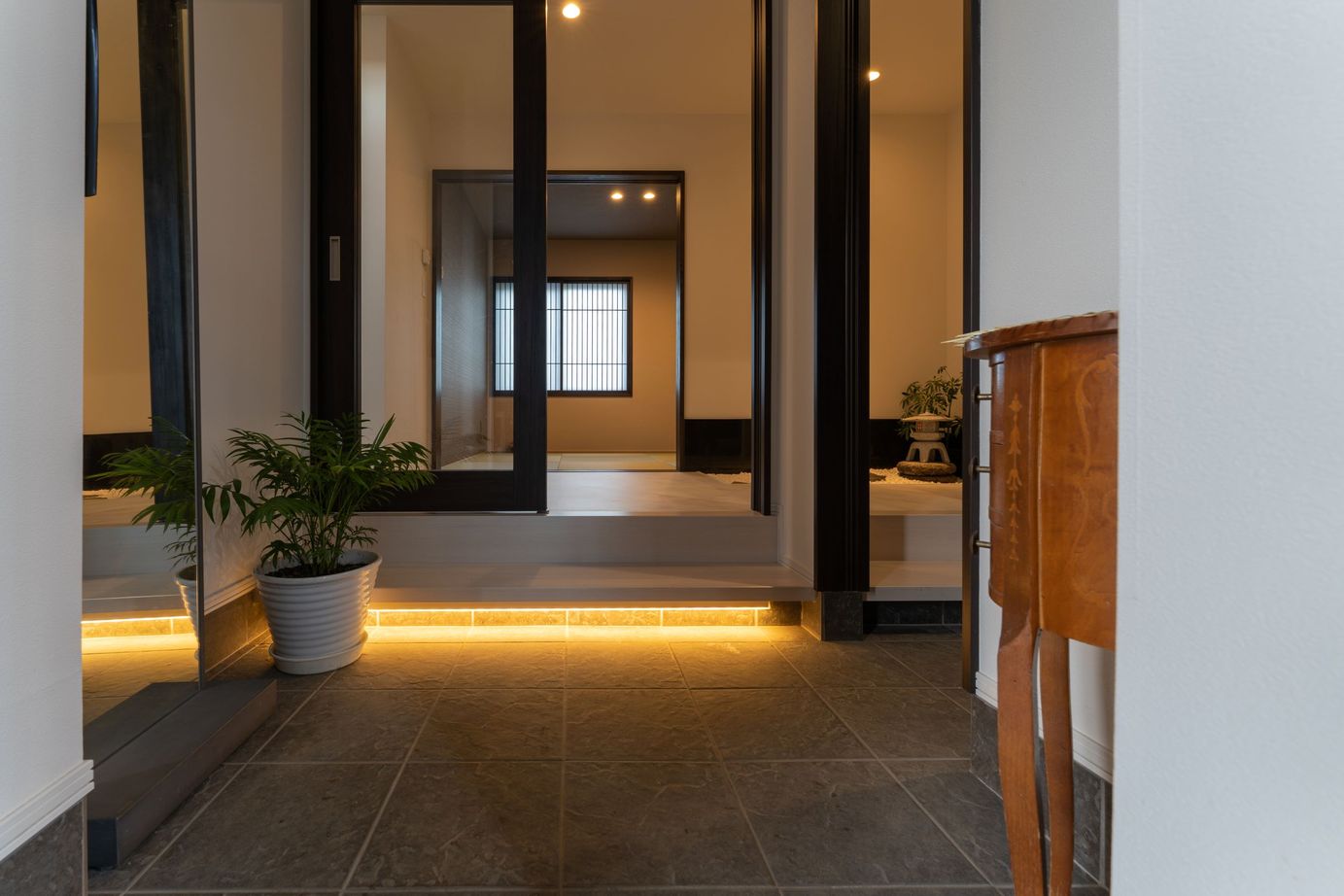 寿建設 【全室床暖房×居酒屋風ダイニング×屋上庭園×三階建て】旅行気分で毎日が楽しくなる理想以上の住まいの建築実例画像6