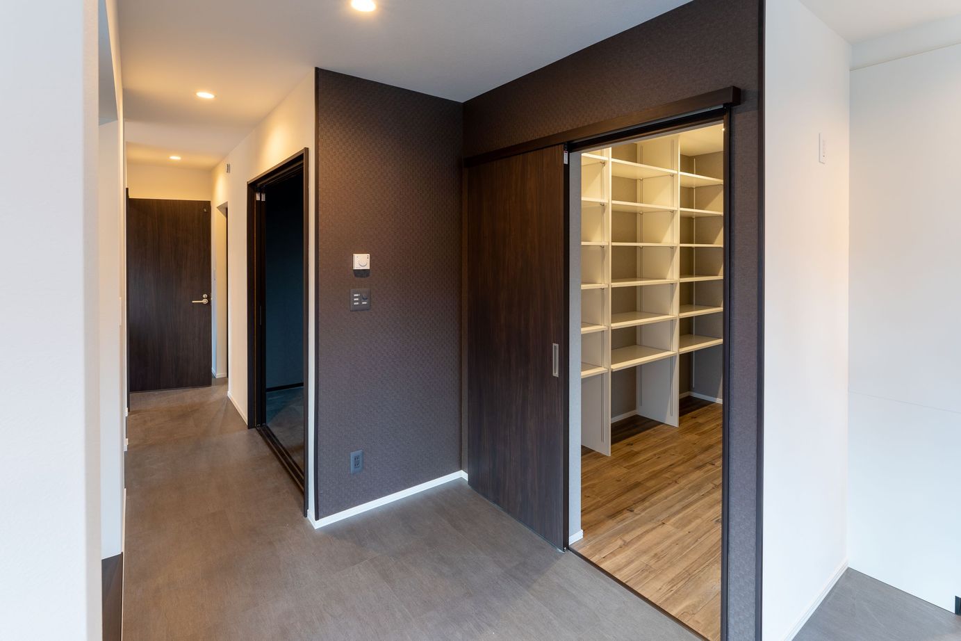 寿建設 【全室床暖房×居酒屋風ダイニング×屋上庭園×三階建て】旅行気分で毎日が楽しくなる理想以上の住まいの建築実例画像8