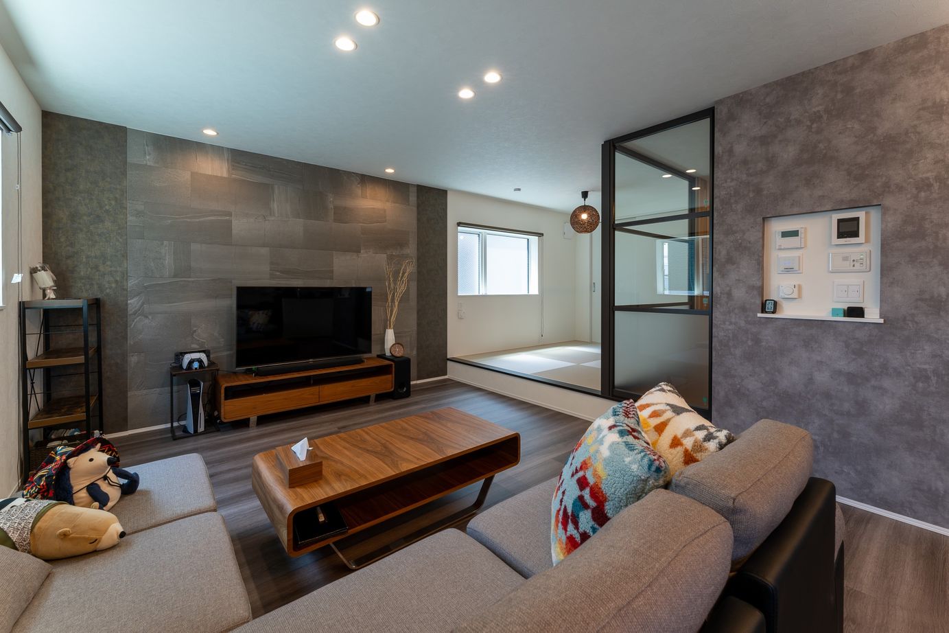 寿建設 【全室床暖房×屋上庭園×三階建て】屋根をつけた屋上庭園で快適な全天候型屋上アウトドアを叶えた住まいの建築実例画像2