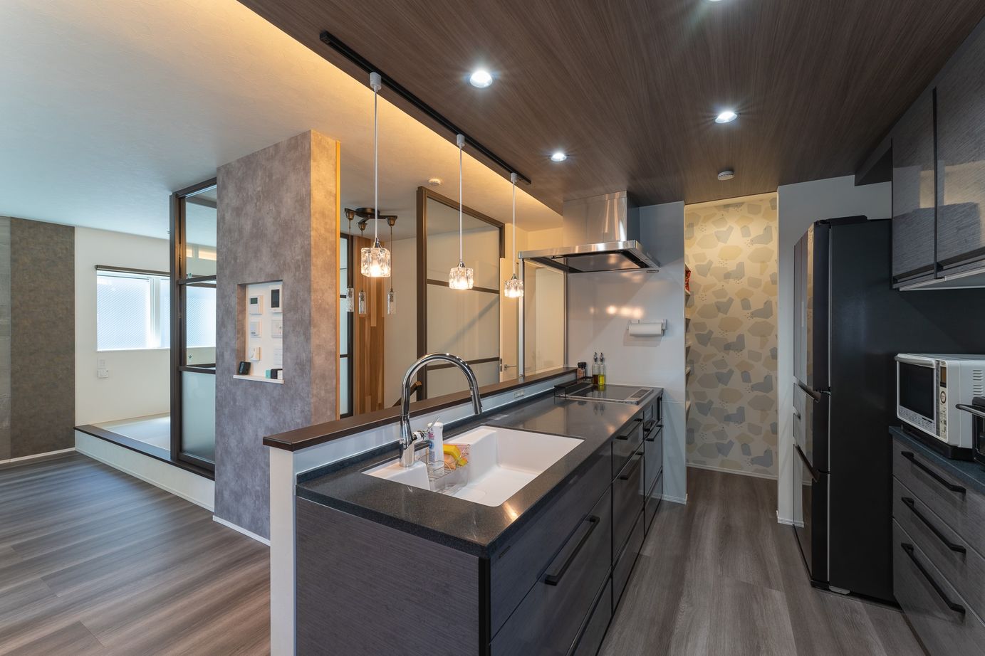 寿建設 【全室床暖房×屋上庭園×三階建て】屋根をつけた屋上庭園で快適な全天候型屋上アウトドアを叶えた住まいの建築実例画像3