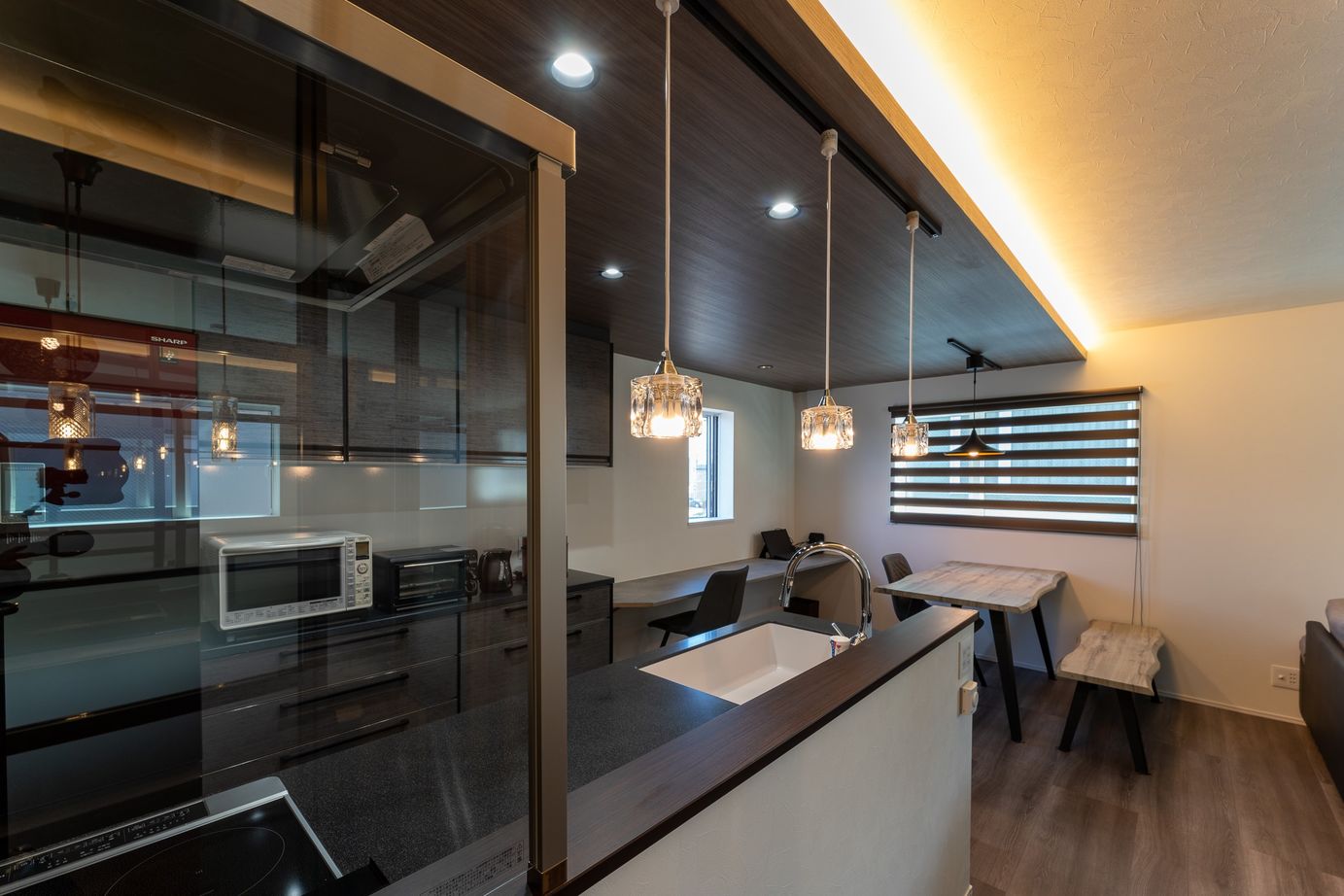 寿建設 【全室床暖房×屋上庭園×三階建て】屋根をつけた屋上庭園で快適な全天候型屋上アウトドアを叶えた住まいの建築実例画像4