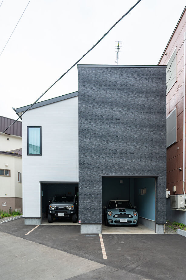 寿建設 【床暖房×ビルトインガレージ2台×２階リビング】 妥協しない家づくりで実現した夢のガレージハウスの建築実例画像2