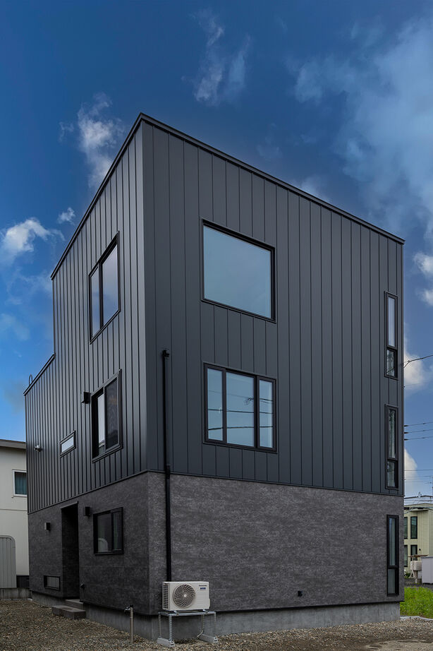 寿建設 【全室床暖房×２階リビング×屋上庭園×延床45坪】 休日をリゾートにした、屋根のある屋上庭園の建築実例画像