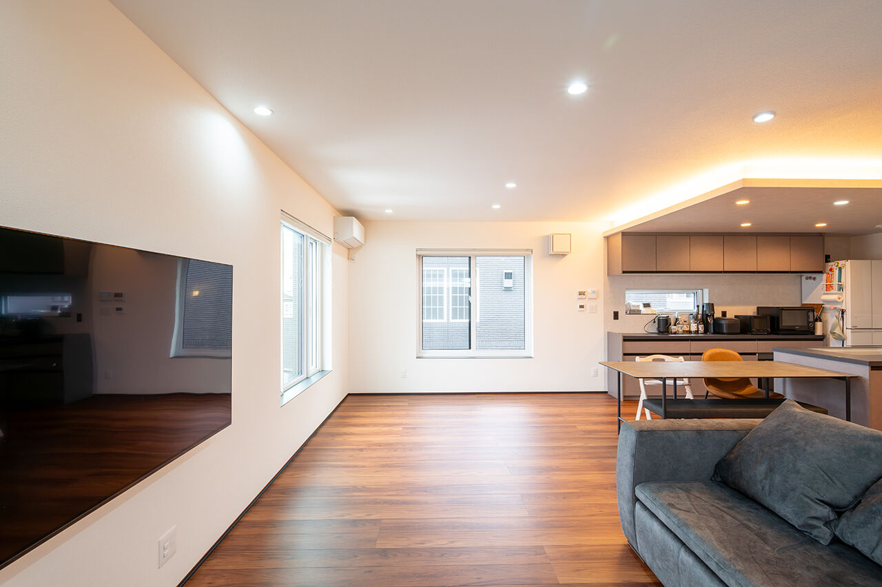 寿建設 【全室床暖房×２階リビング×屋上庭園×延床45坪】 休日をリゾートにした、屋根のある屋上庭園の建築実例画像2