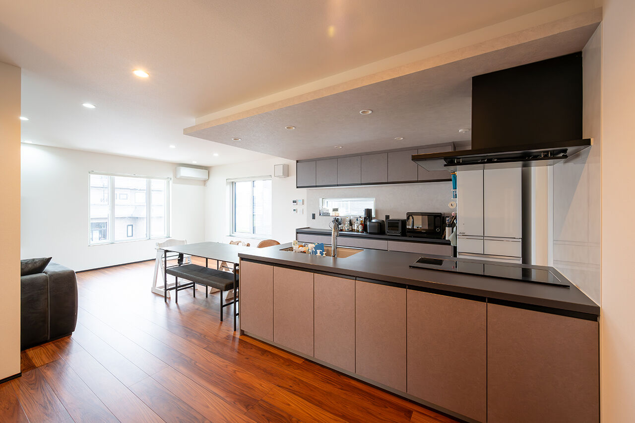 寿建設 【全室床暖房×２階リビング×屋上庭園×延床45坪】 休日をリゾートにした、屋根のある屋上庭園の建築実例画像3