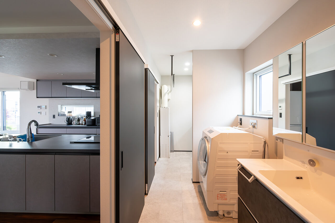 寿建設 【全室床暖房×２階リビング×屋上庭園×延床45坪】 休日をリゾートにした、屋根のある屋上庭園の建築実例画像5