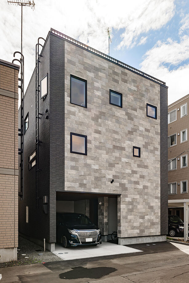 寿建設 【全室床暖房×ビルドインガレージ×スキップフロア×屋上庭園】 子どもがのびのびと遊び学ぶガレージハウスの建築実例画像2