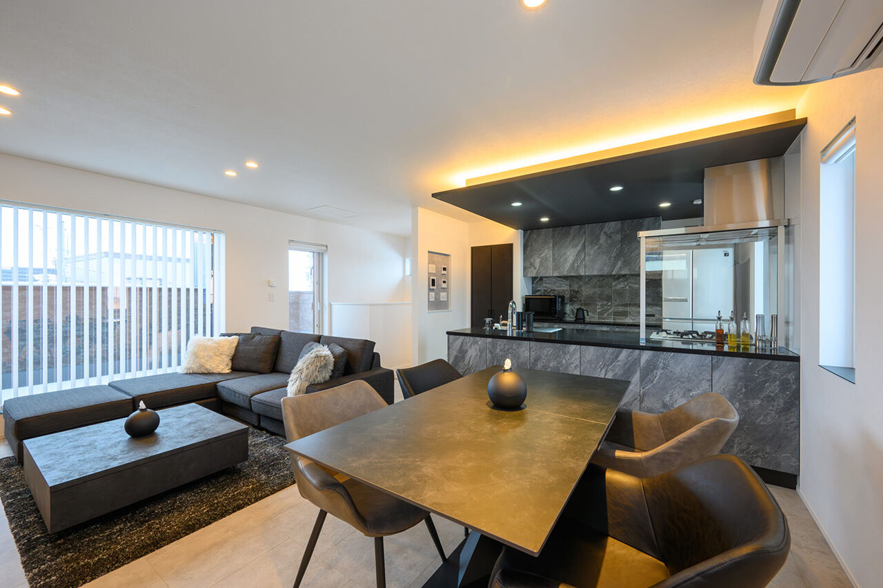 寿建設 【床暖房×ビルトインガレージ×屋上庭園×三階建て】理想の足し算で叶えた、ホテルライクなガレージハウスの建築実例画像1