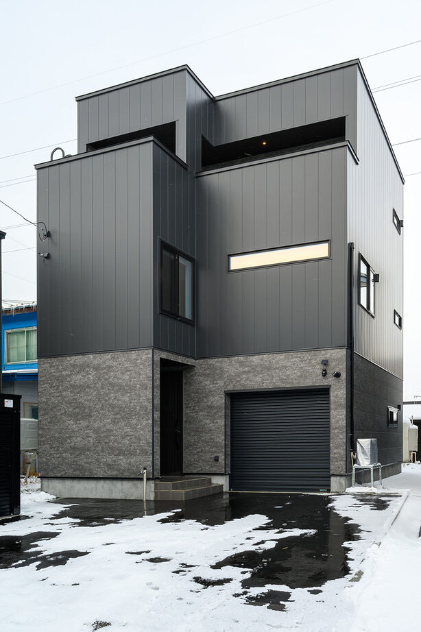 寿建設 【床暖房×ビルトインガレージ×屋上庭園×三階建て】理想の足し算で叶えた、ホテルライクなガレージハウスの建築実例画像2