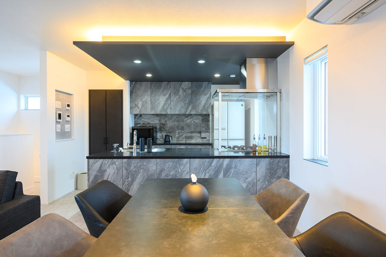 寿建設 【床暖房×ビルトインガレージ×屋上庭園×三階建て】理想の足し算で叶えた、ホテルライクなガレージハウスの建築実例画像4