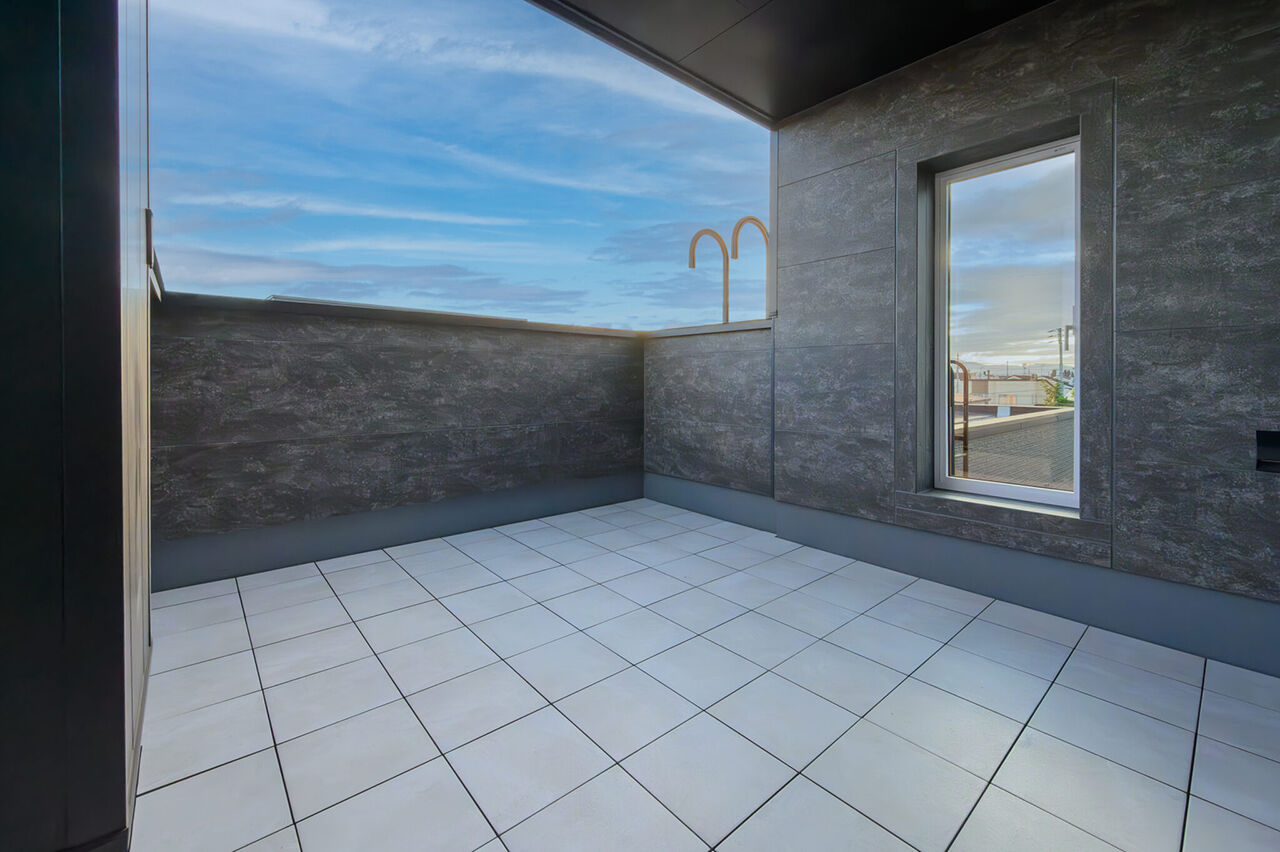 寿建設 【床暖房×ビルトインガレージ×屋上庭園×三階建て】理想の足し算で叶えた、ホテルライクなガレージハウスの建築実例画像5