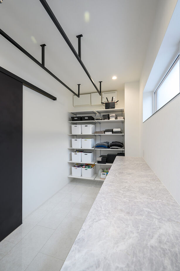 寿建設 【床暖房×ビルトインガレージ×屋上庭園×三階建て】理想の足し算で叶えた、ホテルライクなガレージハウスの建築実例画像6