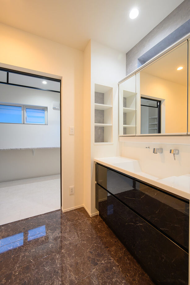 寿建設 【床暖房×ビルトインガレージ×屋上庭園×三階建て】理想の足し算で叶えた、ホテルライクなガレージハウスの建築実例画像7