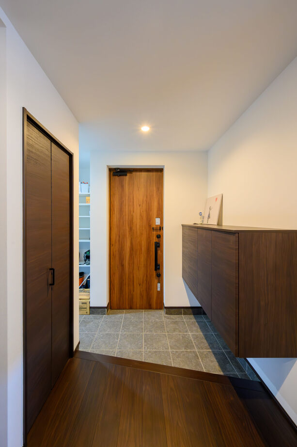 寿建設 【三階建て×屋上庭園×床暖房】 アウトドア好き一家が建てた収納たっぷり海が見える住まいの建築実例画像4