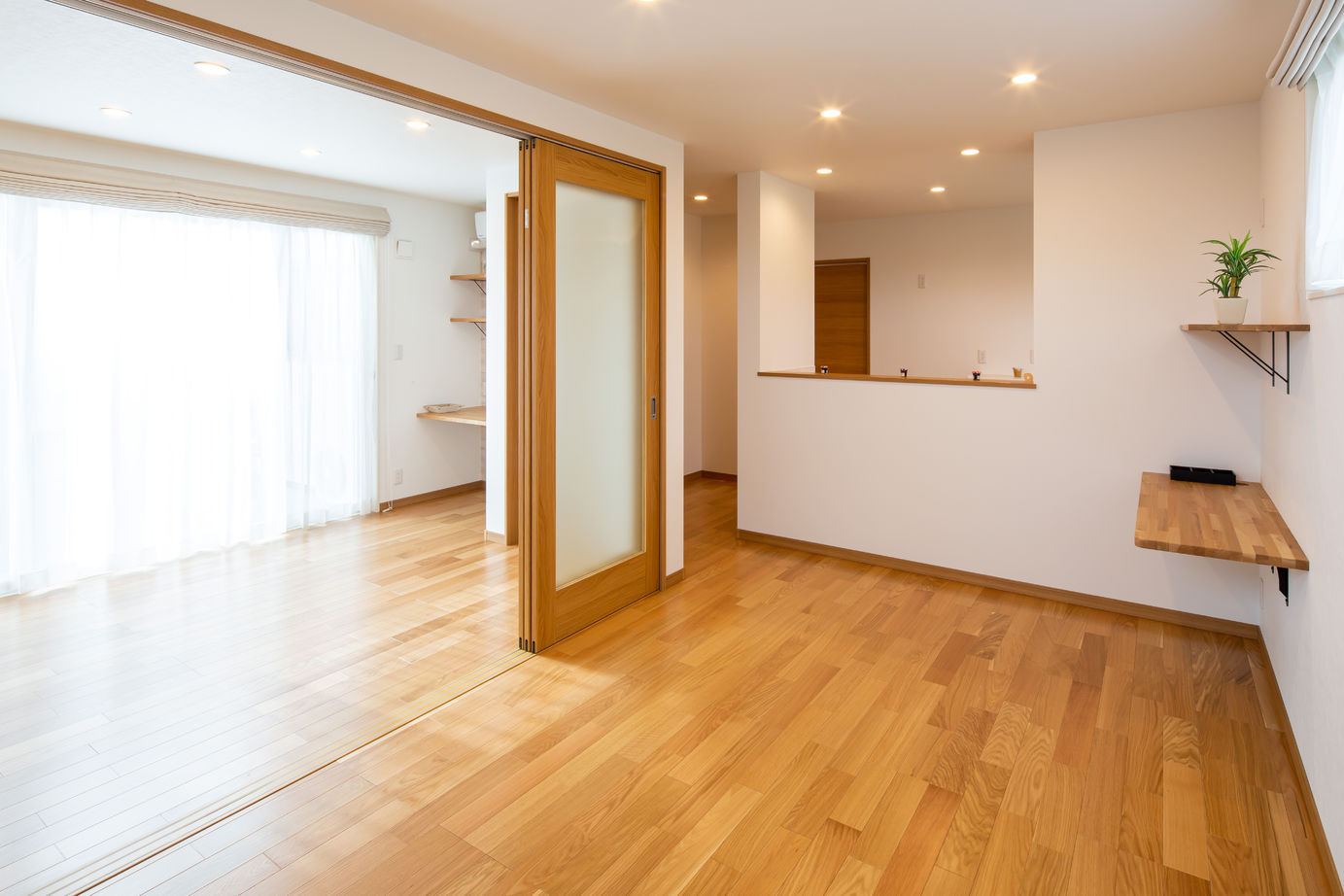 優プラン 【松本市/平屋住宅/間取り有/収納充実】開放的な間仕切れるリビング、床暖房で暖かい平屋の家の建築実例画像4