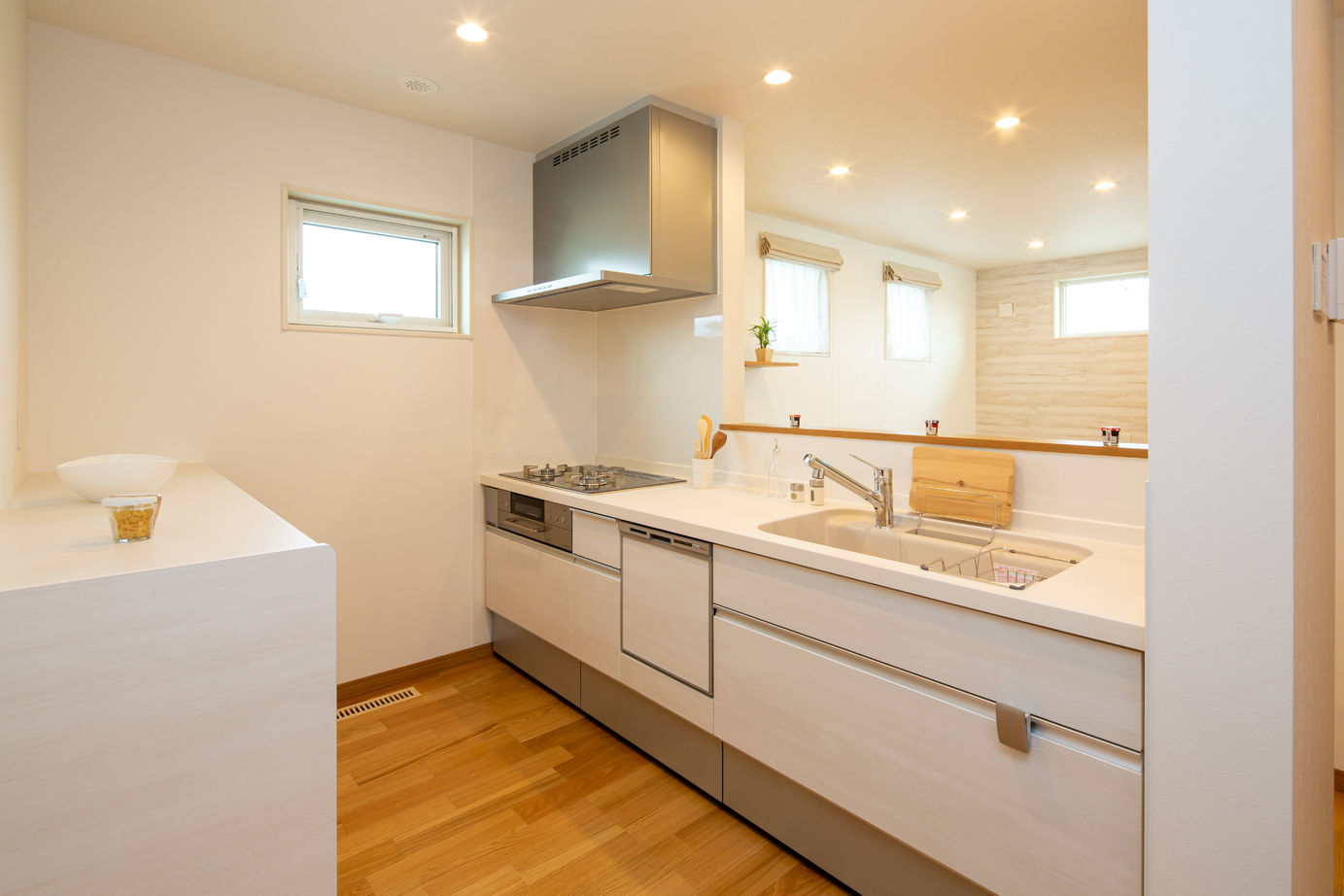 優プラン 【松本市/平屋住宅/間取り有/収納充実】開放的な間仕切れるリビング、床暖房で暖かい平屋の家の建築実例画像5