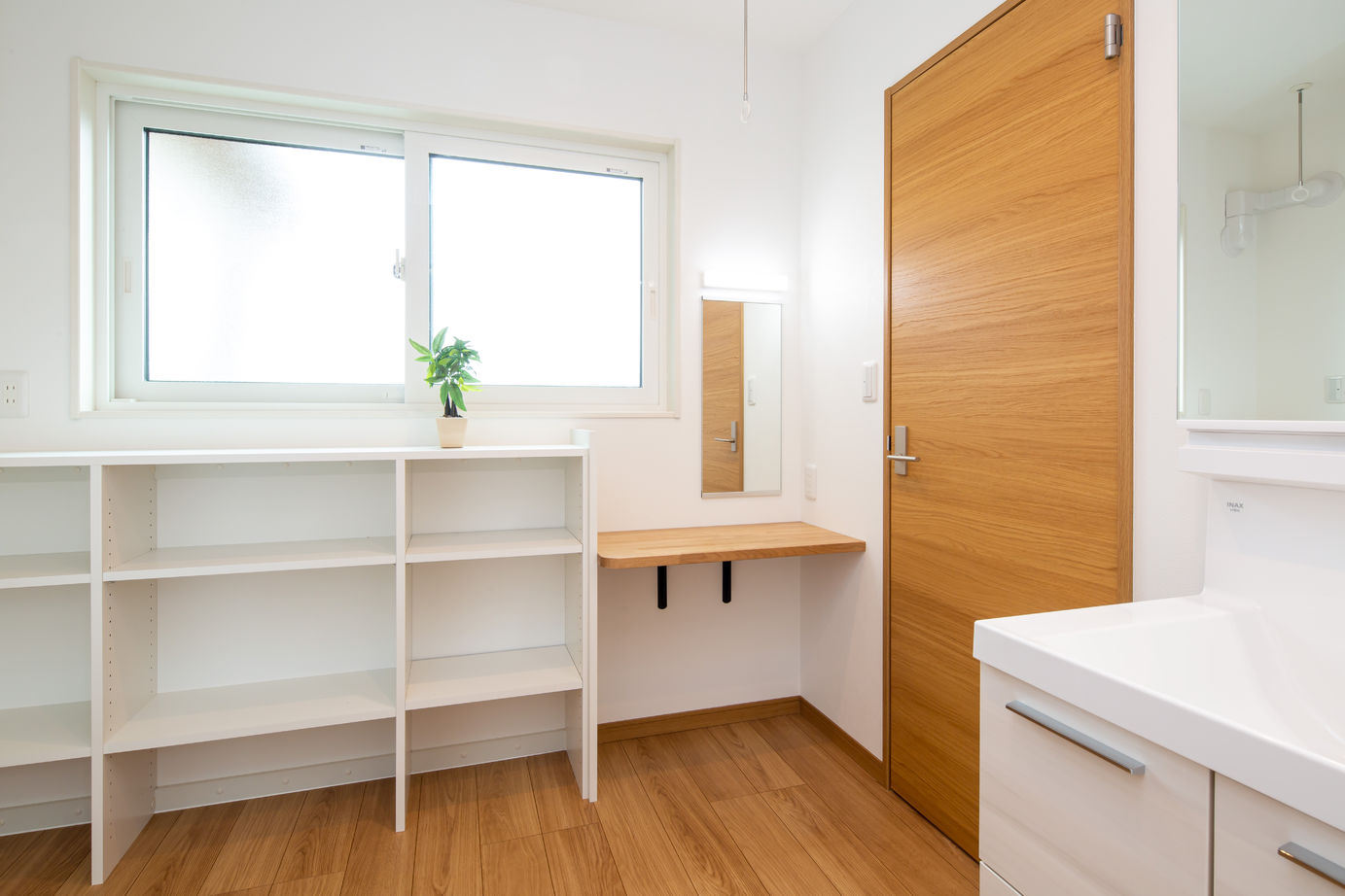 優プラン 【松本市/平屋住宅/間取り有/収納充実】開放的な間仕切れるリビング、床暖房で暖かい平屋の家の建築実例画像8