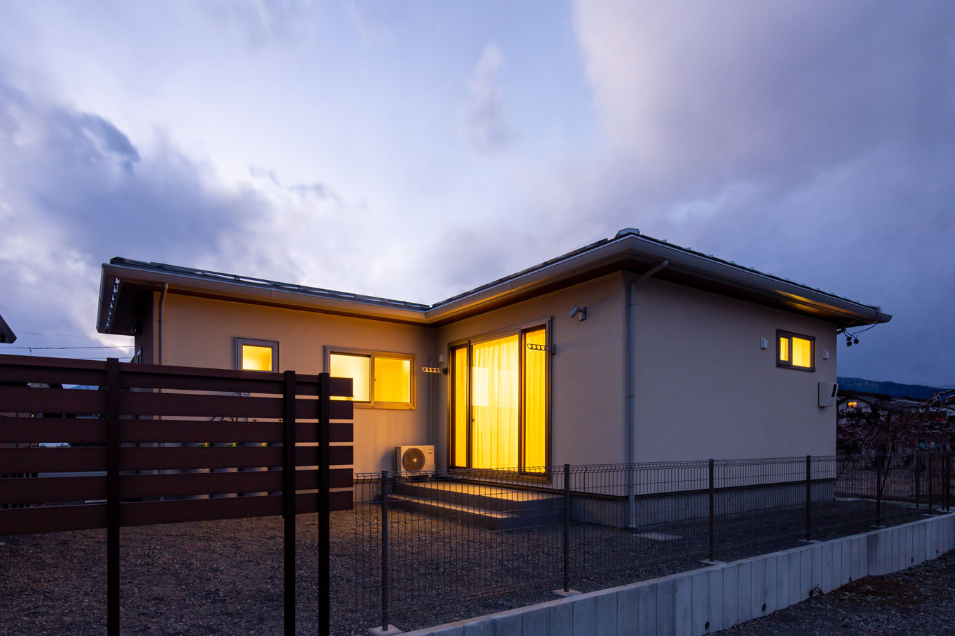 優プラン 【松本市/平屋住宅/間取り有/収納充実】開放的な間仕切れるリビング、床暖房で暖かい平屋の家の建築実例画像10