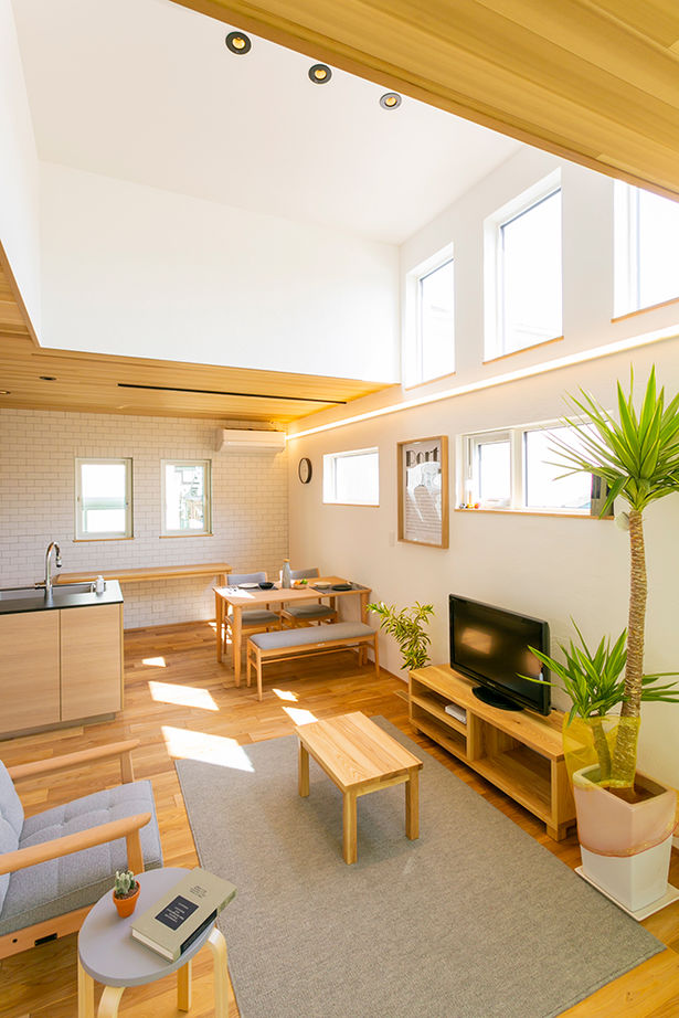 ＣＲＡＴＣＨ（クラッチ） 【北九州市/2653万円/4LDK/間取図有】国産無垢材・塗り壁の外壁で大人シンプル。吹き抜けで小屋裏を設置の建築実例画像3