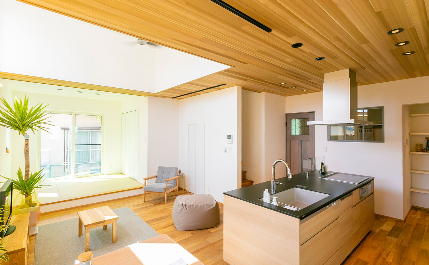 ＣＲＡＴＣＨ（クラッチ） 【北九州市/2653万円/4LDK/間取図有】国産無垢材・塗り壁の外壁で大人シンプル。吹き抜けで小屋裏を設置の建築実例画像4