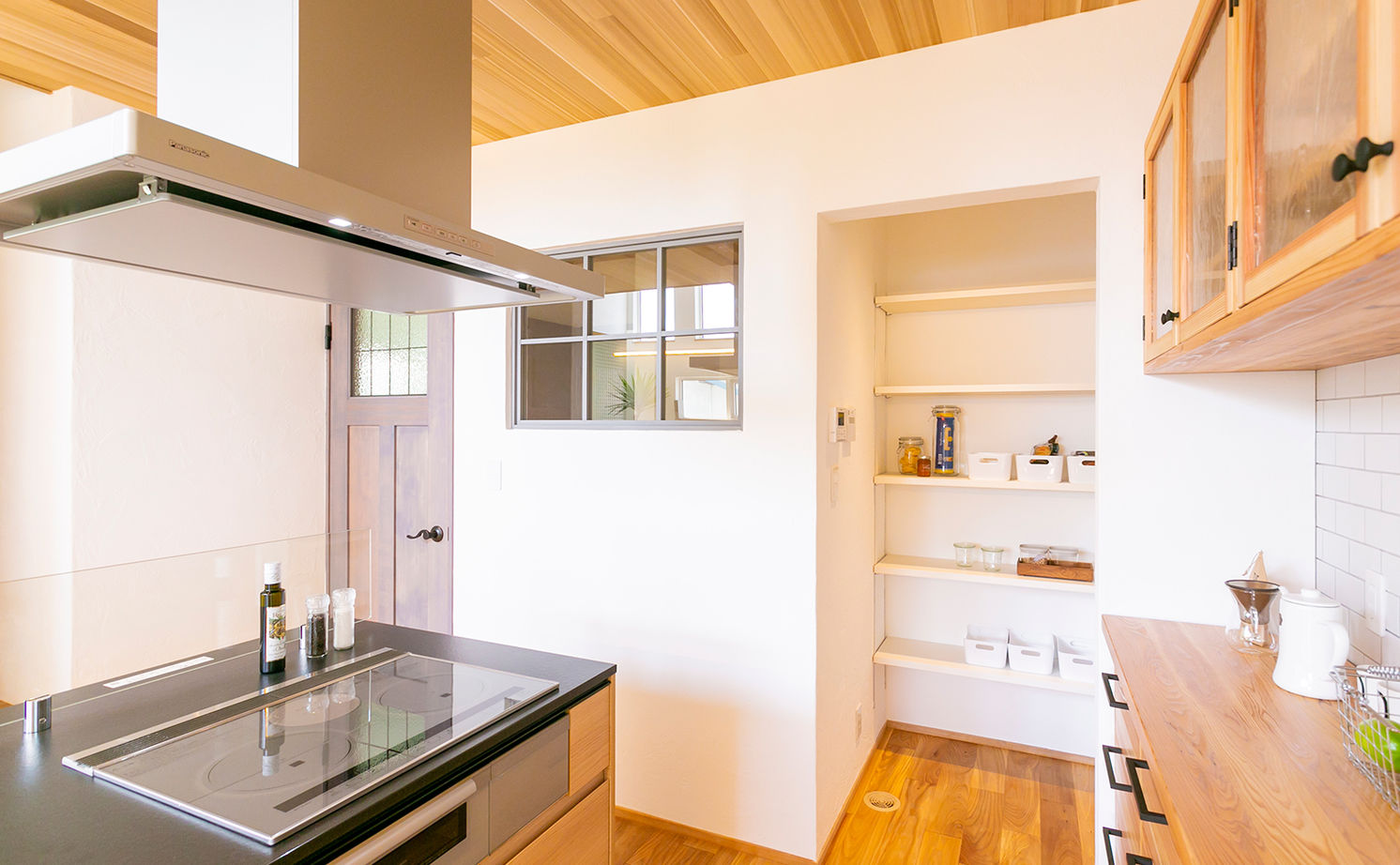 ＣＲＡＴＣＨ（クラッチ） 【北九州市/2653万円/4LDK/間取図有】国産無垢材・塗り壁の外壁で大人シンプル。吹き抜けで小屋裏を設置の建築実例画像8