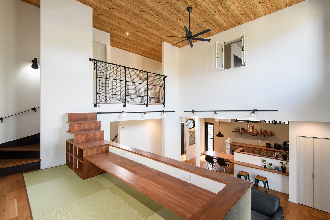 かなう家 【邑楽郡/中２階を加えたスキップフロア】2階まで吹き抜けたリビングと驚きの回遊できる間取りで楽しさ満載の建築実例画像3
