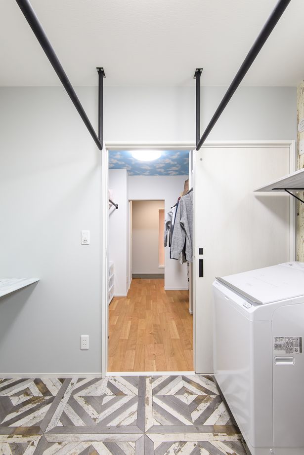 かなう家 【邑楽郡/中２階を加えたスキップフロア】2階まで吹き抜けたリビングと驚きの回遊できる間取りで楽しさ満載の建築実例画像7