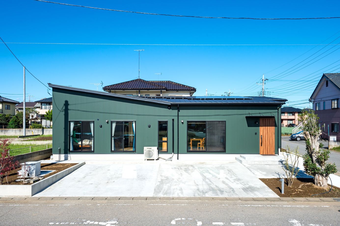 かなう家  【大泉町/バイクガレージ付き平屋】 片流れと水平、異なる屋根を組み合わせた斬新な外観　犬と暮らすの建築実例画像1