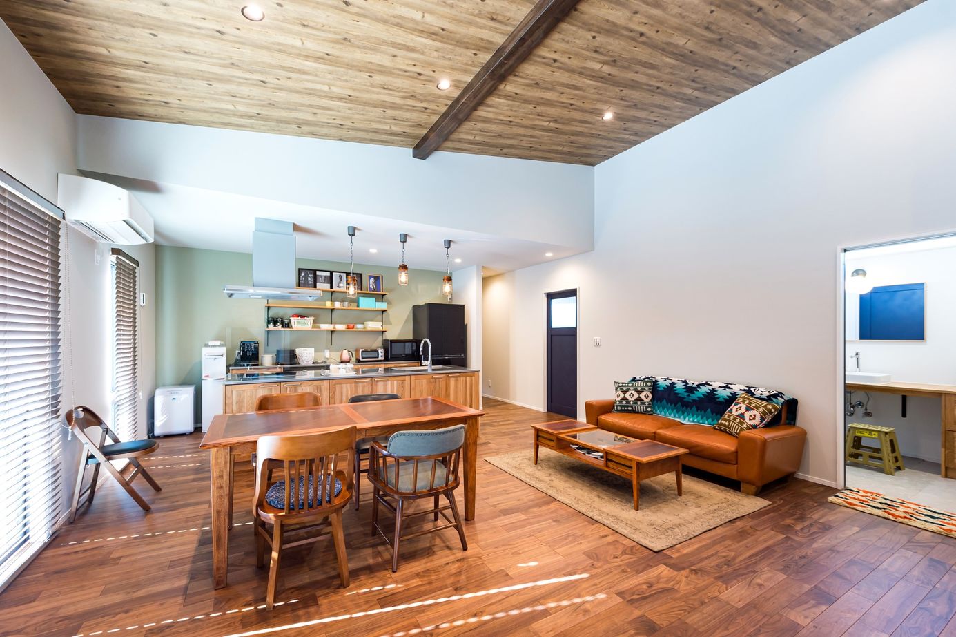 かなう家  【大泉町/バイクガレージ付き平屋】 片流れと水平、異なる屋根を組み合わせた斬新な外観　犬と暮らすの建築実例画像2