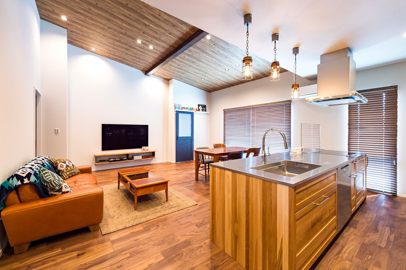 かなう家  【大泉町/バイクガレージ付き平屋】 片流れと水平、異なる屋根を組み合わせた斬新な外観　犬と暮らすの建築実例画像3