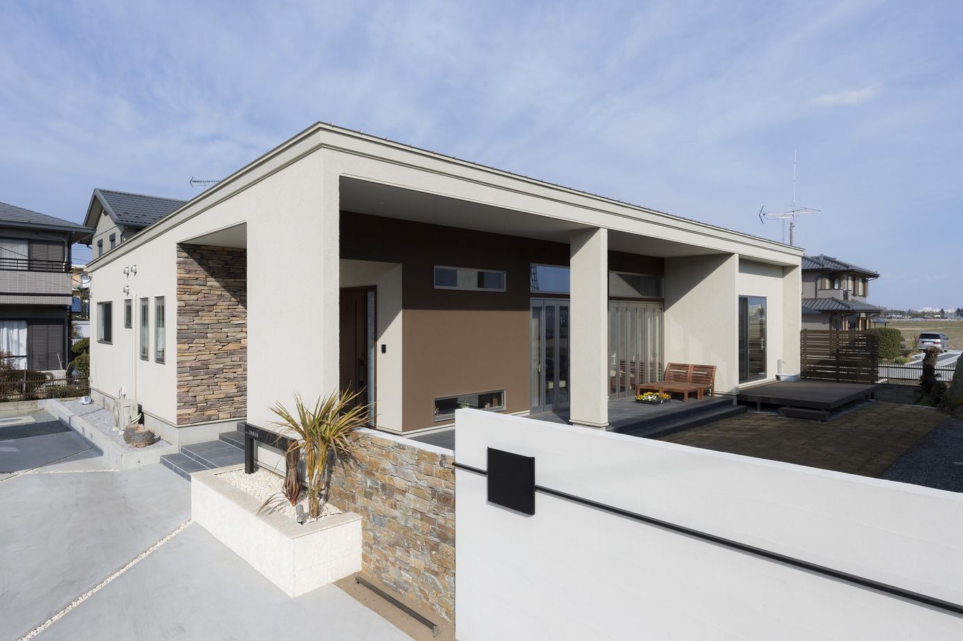 かなう家 【太田市/ウッドデッキ付き】 南国のリゾートホテル　玄関から続く通り土間の平屋　犬と暮らすの建築実例画像2