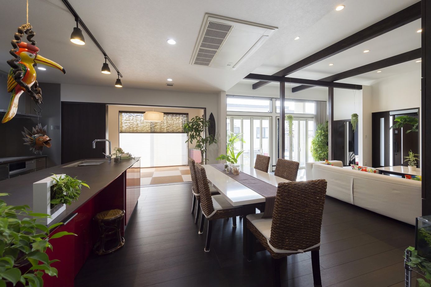 かなう家 【太田市/ウッドデッキ付き】 南国のリゾートホテル　玄関から続く通り土間の平屋　犬と暮らすの建築実例画像4