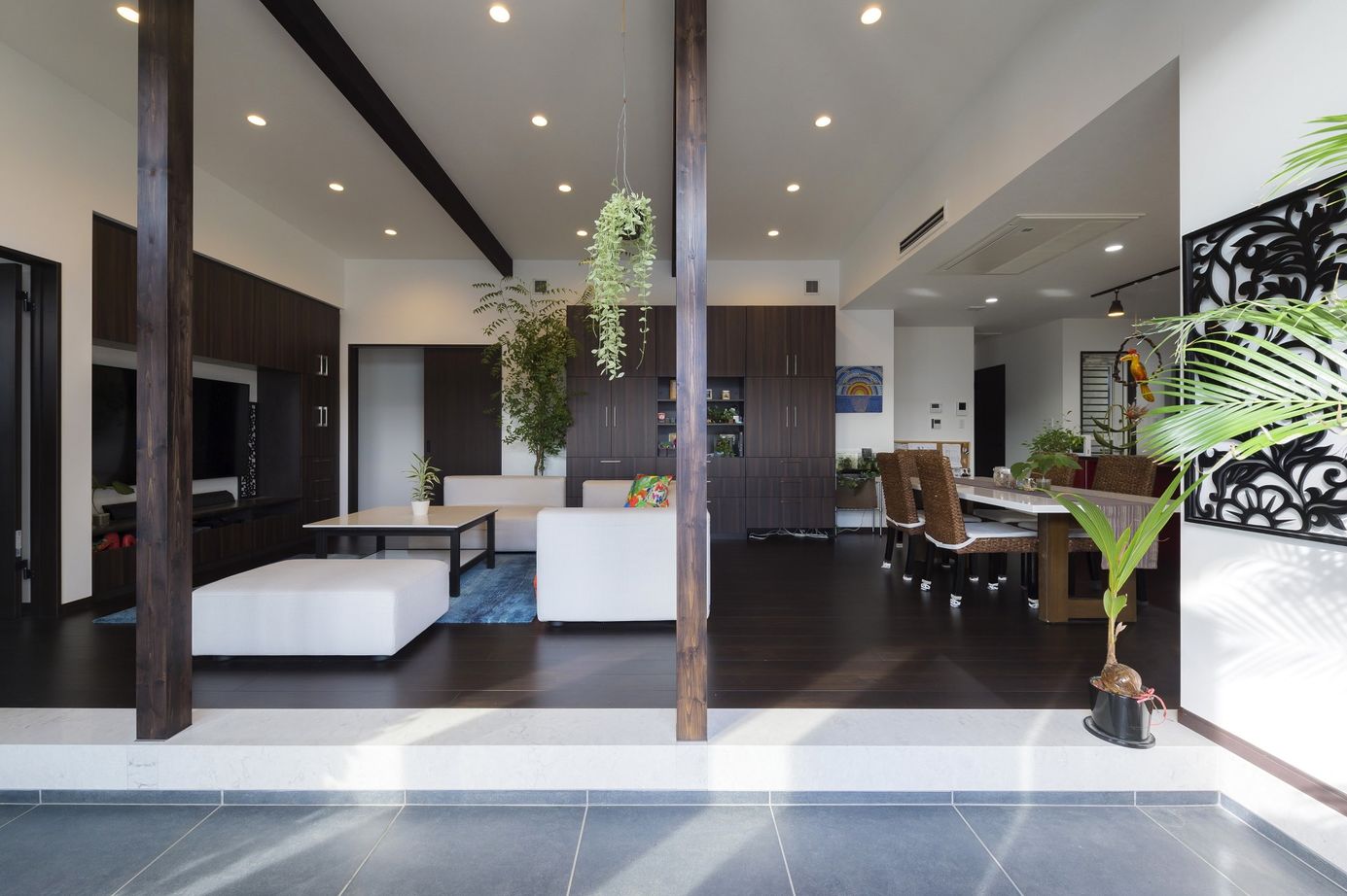 かなう家 【太田市/ウッドデッキ付き】 南国のリゾートホテル　玄関から続く通り土間の平屋　犬と暮らすの建築実例画像6