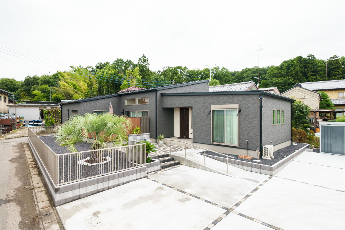 かなう家 【太田市/アウトドアリビングのあるL字型の平屋】大理石調のフロアタイルでリゾート感あふれるデザインの建築実例画像2