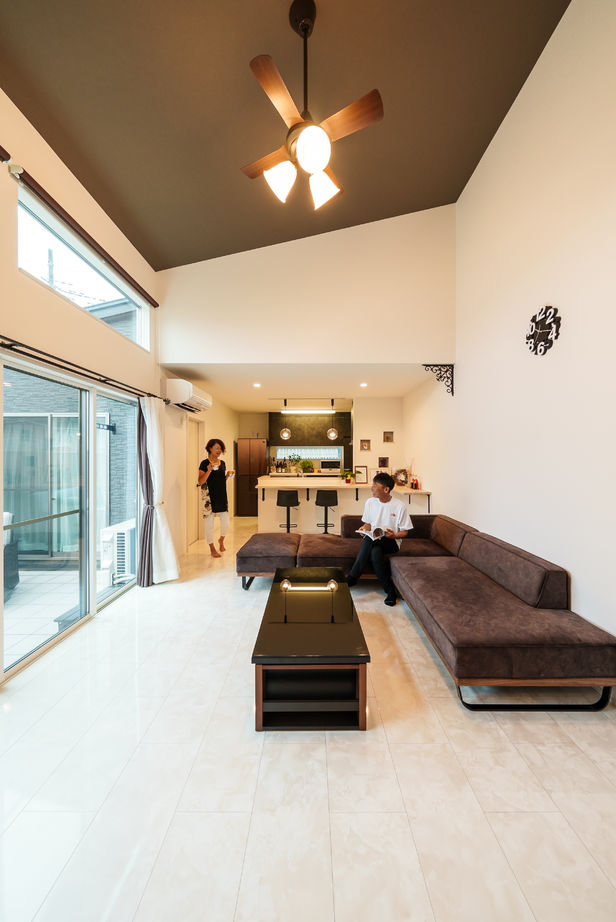 かなう家 【太田市/アウトドアリビングのあるL字型の平屋】大理石調のフロアタイルでリゾート感あふれるデザインの建築実例画像3