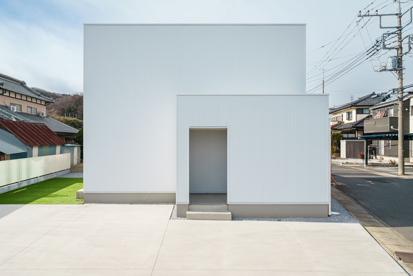 かなう家 【太田市/シンプル/吹抜け】モノトーン配色に効く無垢素材の建築実例画像1