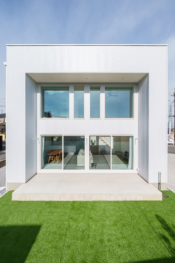 かなう家 【太田市/シンプル/吹抜け】モノトーン配色に効く無垢素材の建築実例画像2