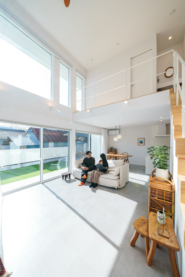 かなう家 【太田市/シンプル/吹抜け】モノトーン配色に効く無垢素材の建築実例画像3