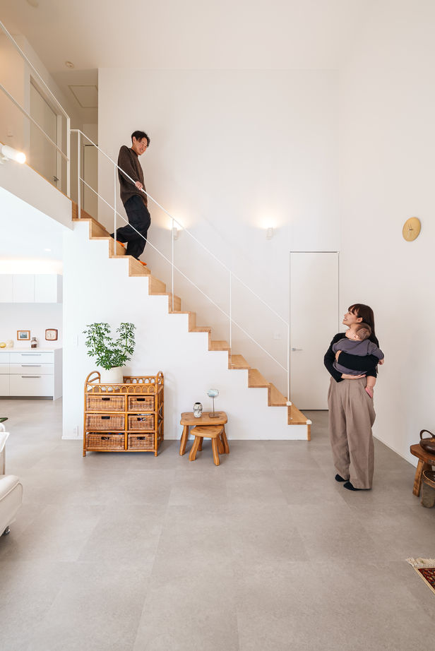 かなう家 【太田市/シンプル/吹抜け】モノトーン配色に効く無垢素材の建築実例画像4