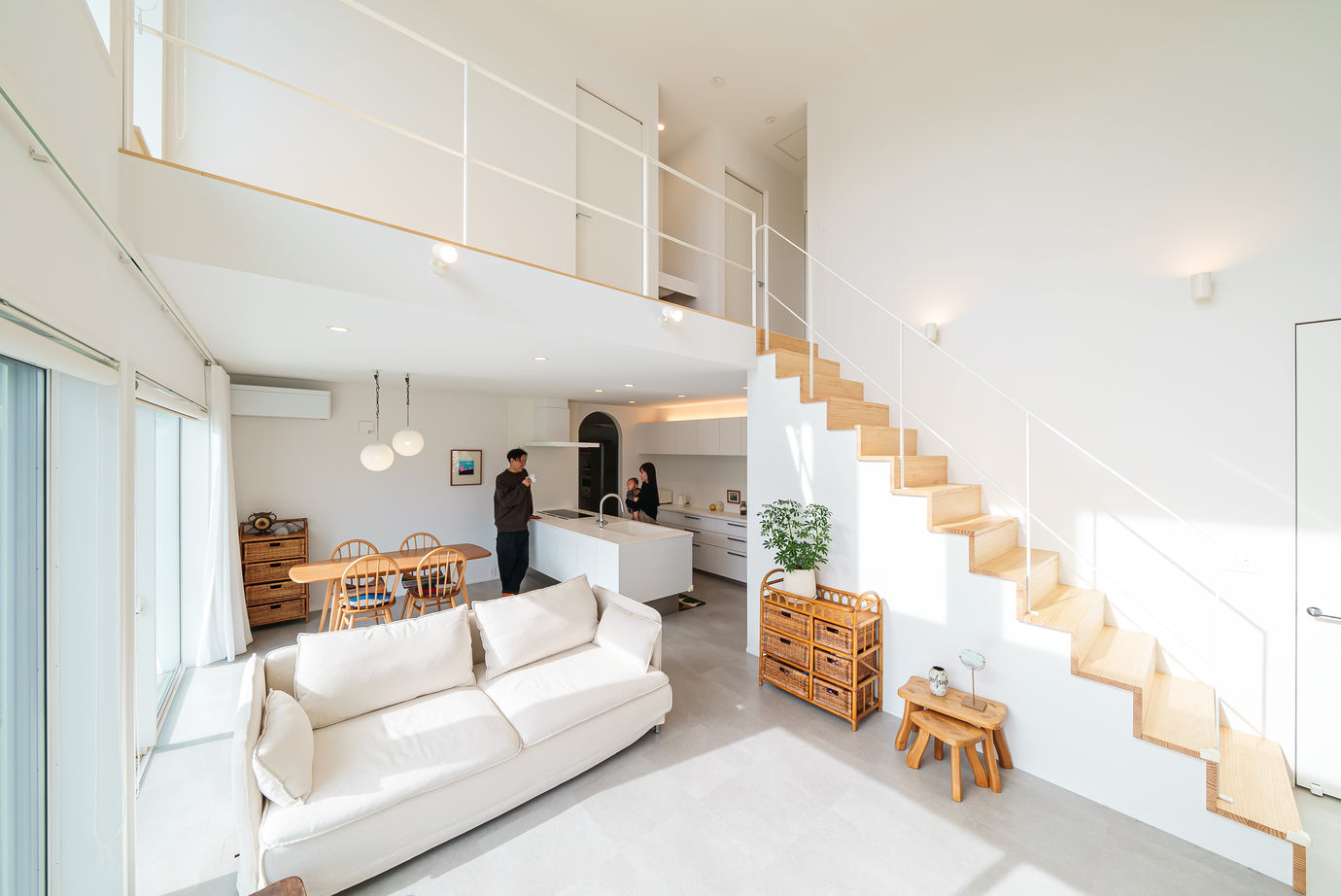 かなう家 【太田市/シンプル/吹抜け】モノトーン配色に効く無垢素材の建築実例画像5